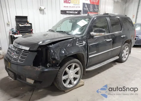 2010 Cadillac Escalade Luxury z USA, uszkodzony, nr VIN 1GYUKBEF3AR136571